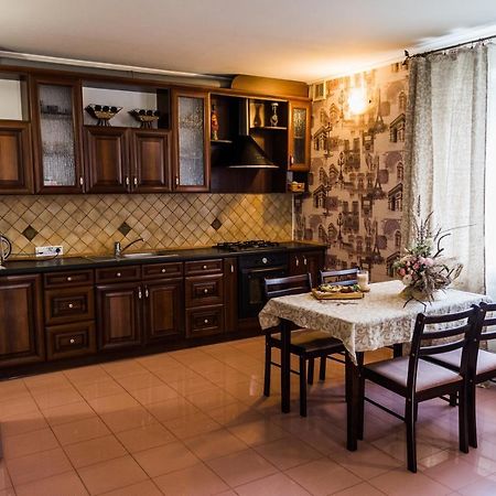 Golden Park Apartments Umanʼ エクステリア 写真