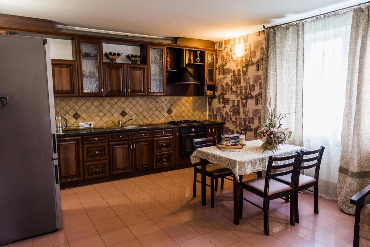 Golden Park Apartments Umanʼ エクステリア 写真