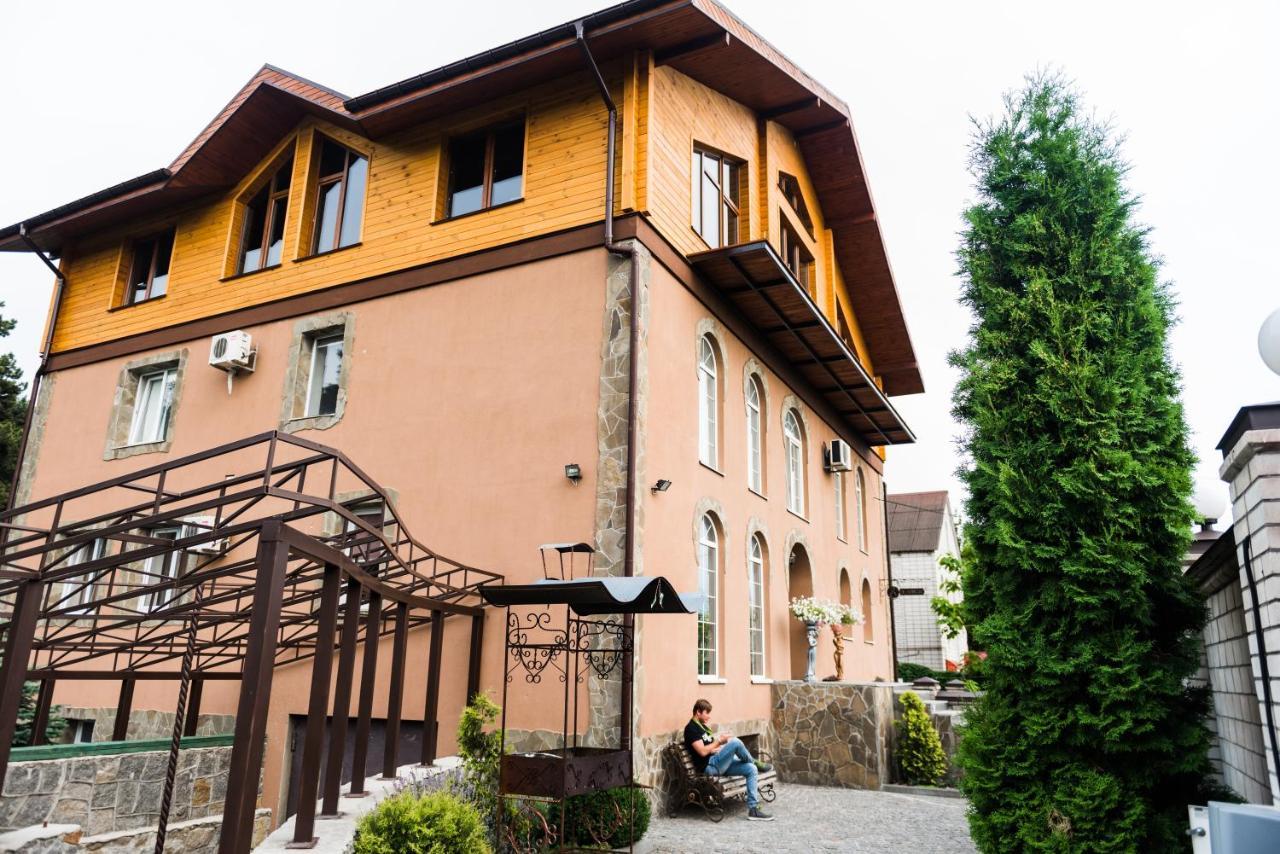 Golden Park Apartments Umanʼ エクステリア 写真