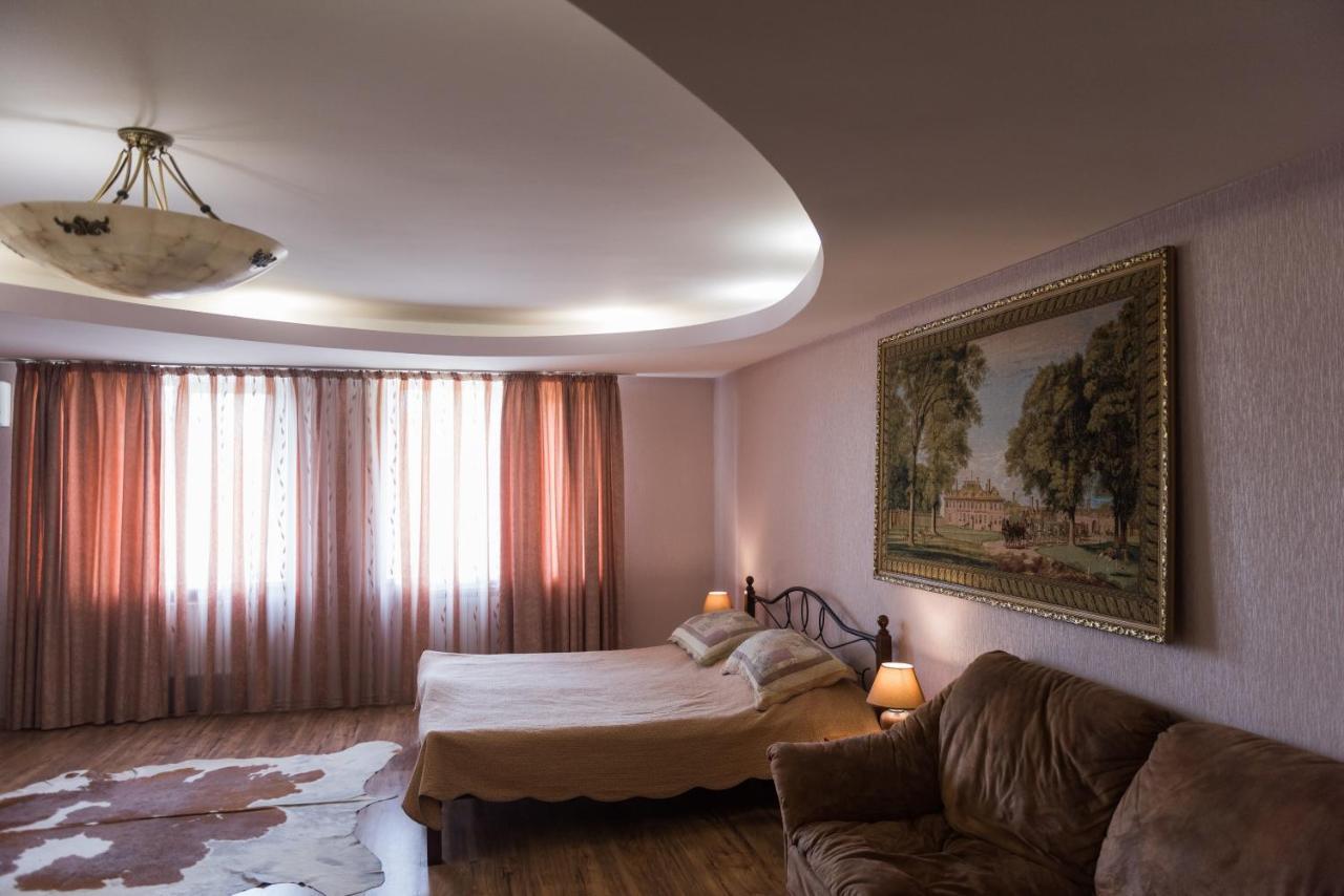 Golden Park Apartments Umanʼ エクステリア 写真