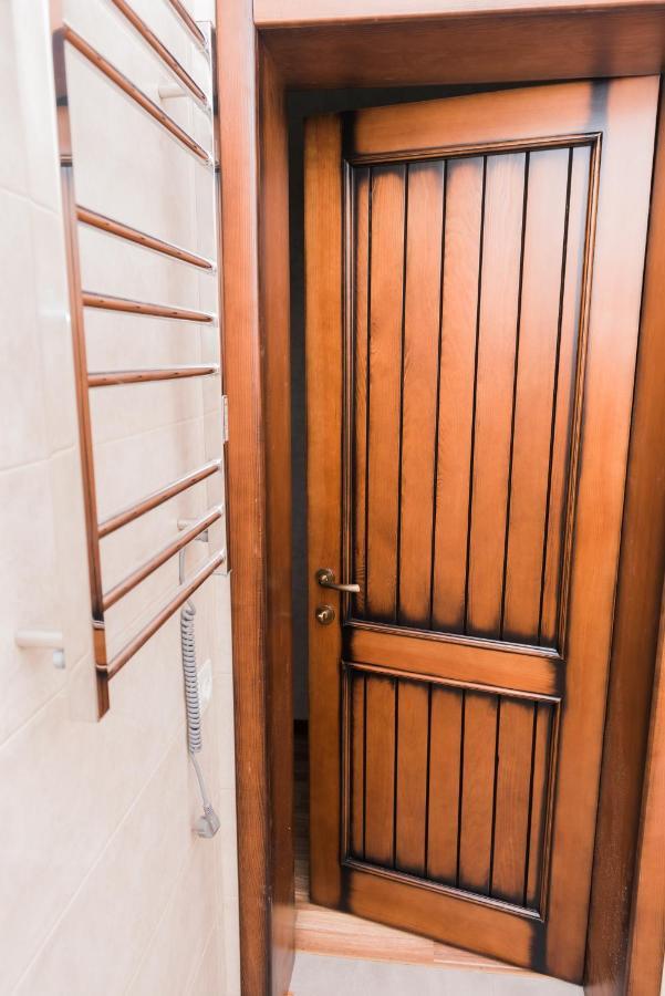 Golden Park Apartments Umanʼ エクステリア 写真