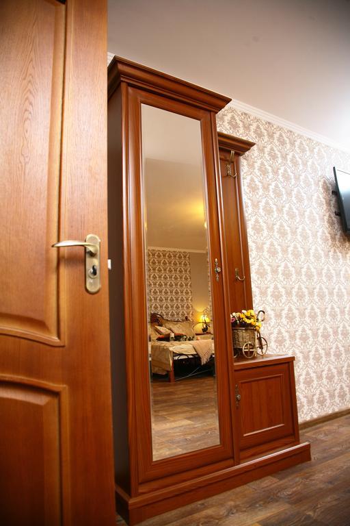 Golden Park Apartments Umanʼ エクステリア 写真