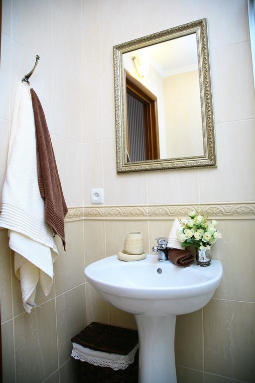 Golden Park Apartments Umanʼ エクステリア 写真